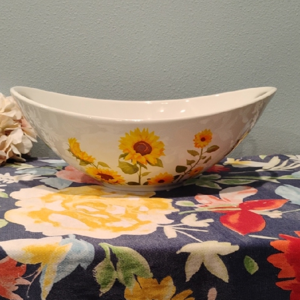 Temptations White Sunflower Ceramic Serving Bowl. NEVER USED.